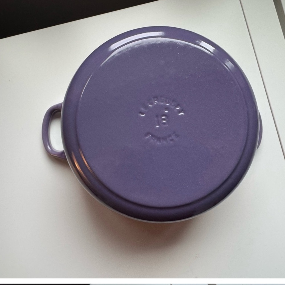 Le Creuset 2 qt Dutch oven. New